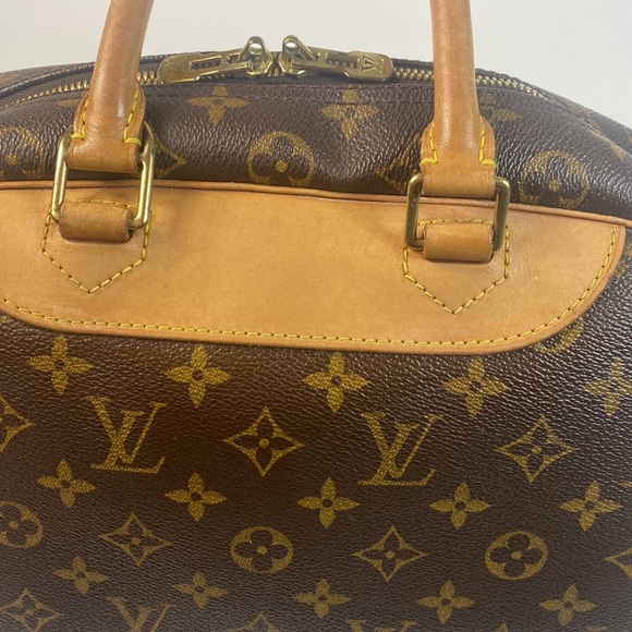 Authentic Louis Vuitton GM Duebe Monogram Canvis Hand bag. - Picture 4 of 11
